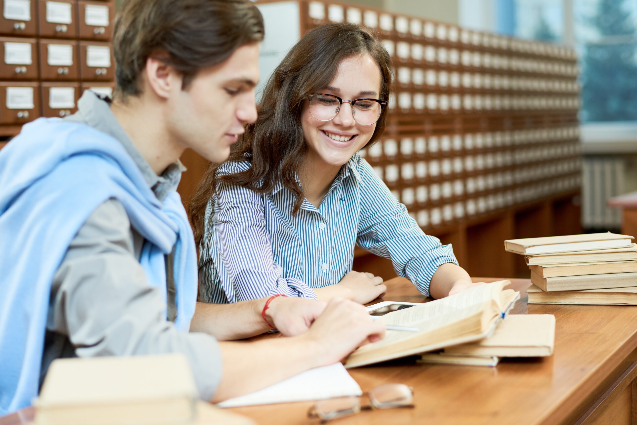 סטודנט מסביר לסטודנטית